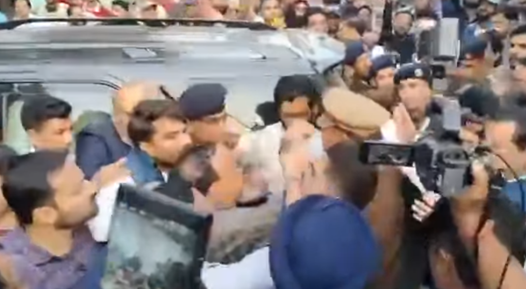 मुख्यमंत्री को रामनगर में अल्मोड़ा बस हादसे पर झेलना पड़ा विरोध 3 Chief Minister had to face protest over Almora bus accident in Ramnagar